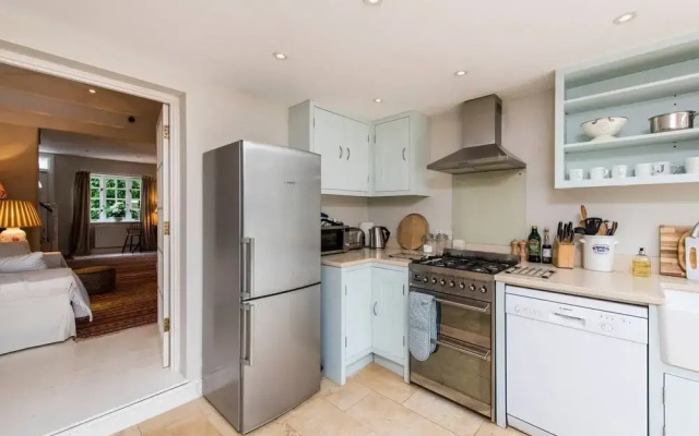 Delightful 2-bed Home, Fulham
