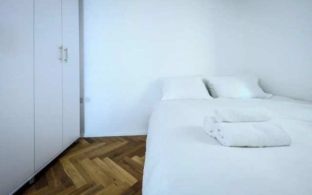 Stylish 3BR Apt with Patio in the City
