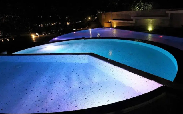 Deluxe apartment at Icon Park Condo