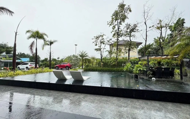 Huge Pool Villa with Private Lake