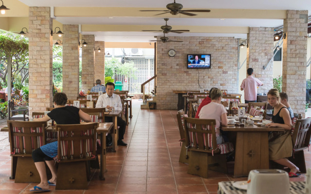 Feung Nakorn Balcony Rooms and Cafe