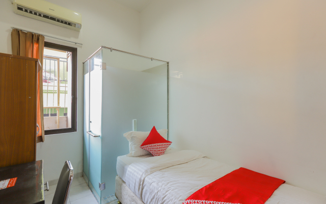 OYO 866 Idola Residence