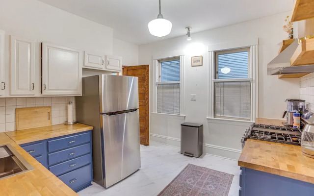 Uptown Minneapolis Home: Walk To Lakes!