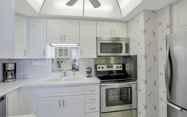 Cozy Beachfront Condo With Pool and Tennis Courts