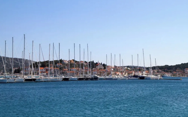 Seafront apt With Balcony, sea View and Mooring