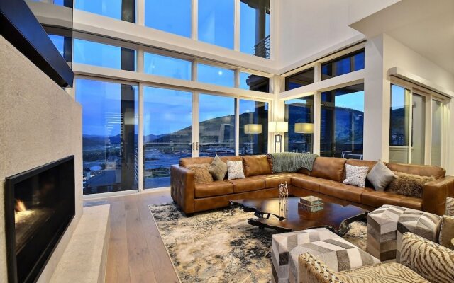 Huge & Newly Constructed 5br/5ba -private Hot Tub! 5 Bedroom Condo by RedAwning