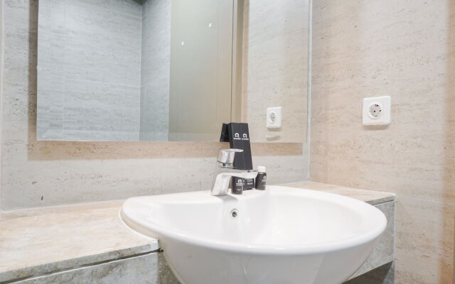 Stunning And Strategic 2Br Gold Coast Apartment Near Pik