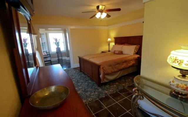 Shorelight Inn