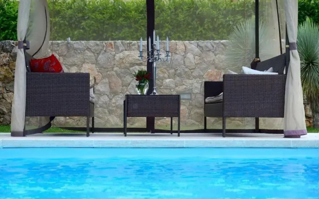 Berna - Pool House - H