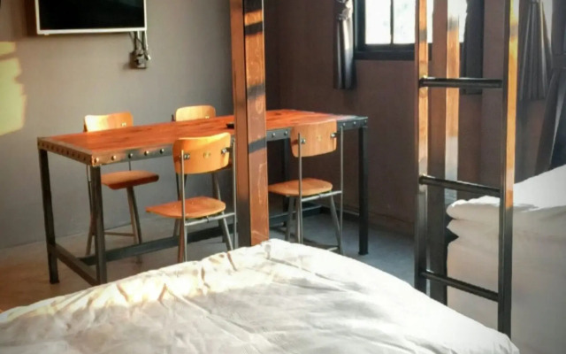 Rider Bedroom Hostel & Cafe