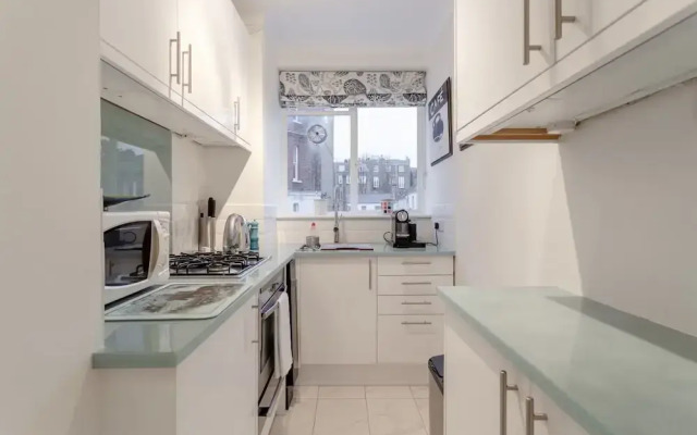 2 Bedroom Flat With Balcony In Chelsea
