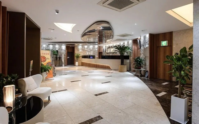 Hotel The One