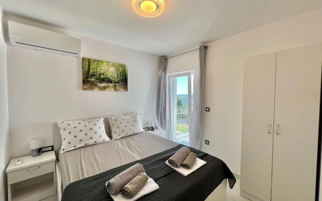 Large Holiday House With Swimming Pool and Terrace