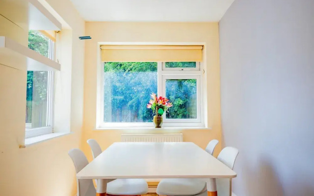 Host Stay Manfield Avenue