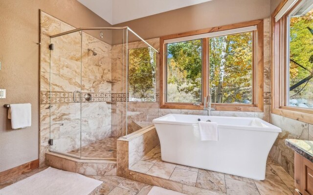 Rounds Retreat 4 Bedroom Home by RedAwning