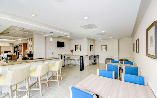 Hilton Garden Inn Waldorf