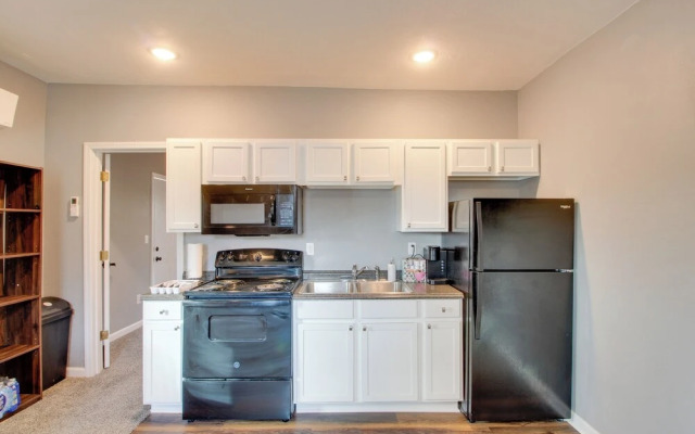 Cozy Missouri Escape w/ Balcony, Near Colleges!