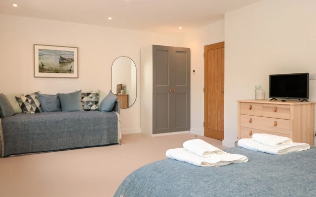 4 Court Terrace, Hillfield Village