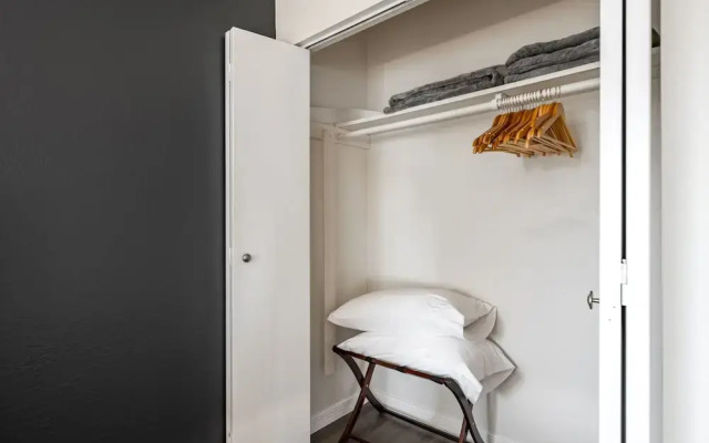 Stylish 1BR Apt Old Town by WanderJaunt