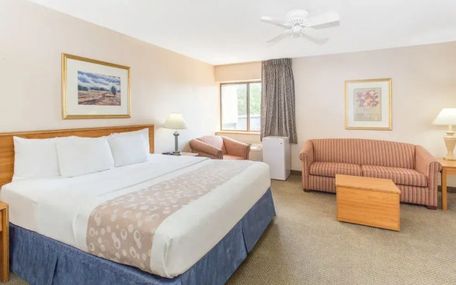 Baymont Inn & Suites Davenport