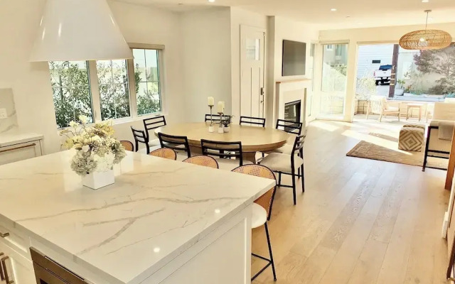 Beach Paradise Stunning 3-story in Long Beach!