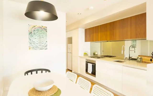 New Designer Home + Parking + Close to Airport