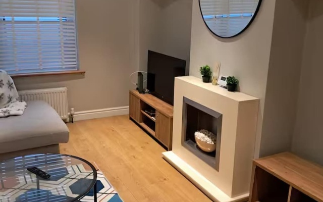 House Sleeps 4 With Garden and Parking