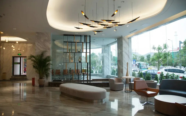 Qianhai Holiday Hotel
