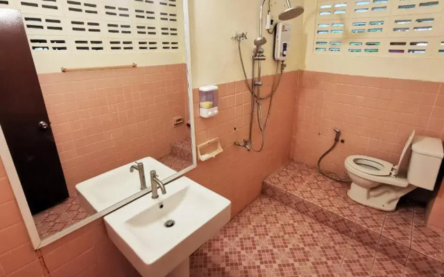 ATOM Poshtel - Hostel