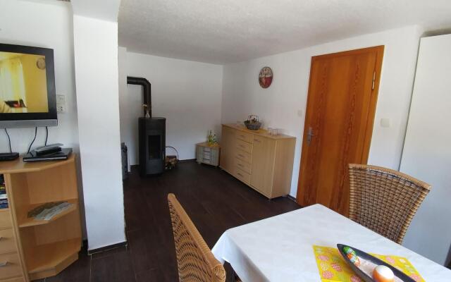 Sunlit Retreat With Garden