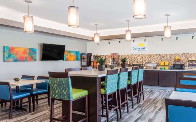 Days Inn & Suites by Wyndham Katy