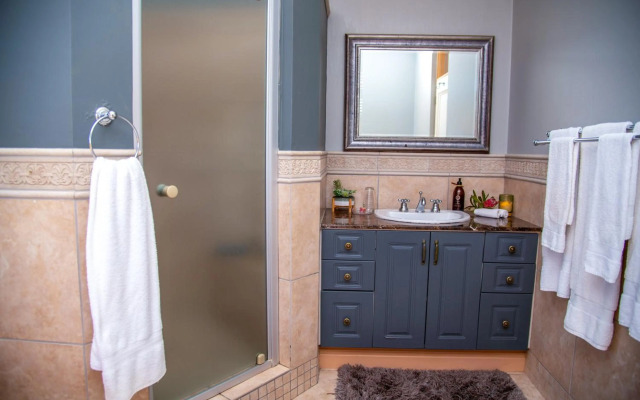 Pezula Magic Retreat - 4 Bedroom Lagoon View Home