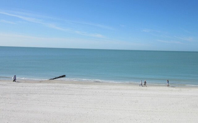 Trillium 2C Beach Front Condo With Private Balcony/pool!