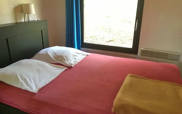 Nicely Furnished Bungalow with Fireplace near Maas
