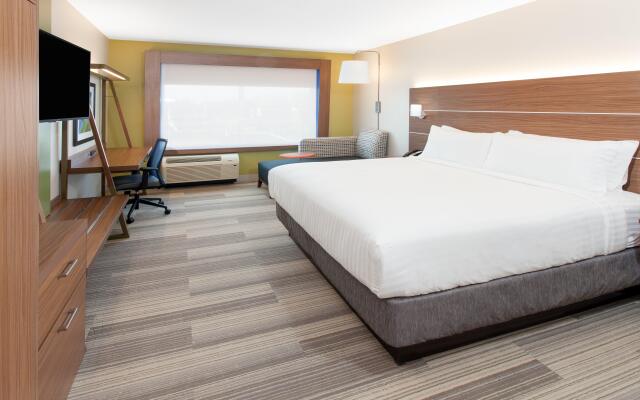 Holiday Inn Express & Suites Detroit - Farmington Hills, an IHG Hotel