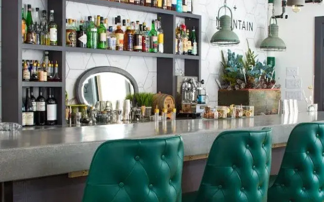 Main and Mountain Bar & Motel