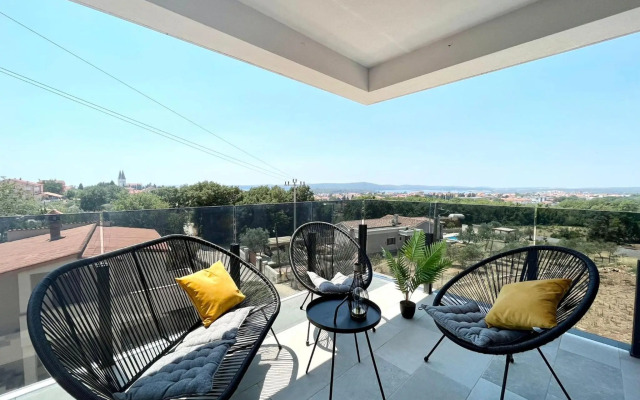 J&N Hill's Residence with swimming pool