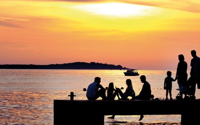 Carefully Furnished Bungalow with 2 Bathrooms, 7km From Pula