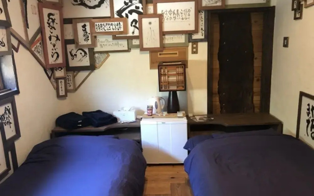 Cafe Bar & Hostel Go Me