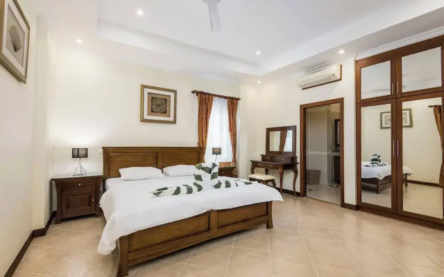 Luxury 3BR Pool Villa Pratamnak Soi5-50m to Beach