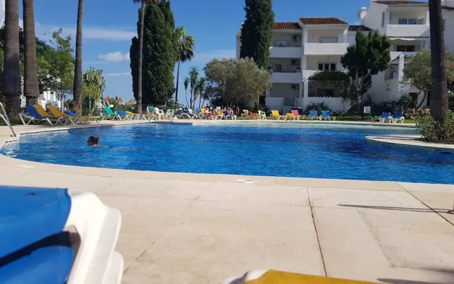 Apartmentsleeps4-pool-bbq-garden-ac