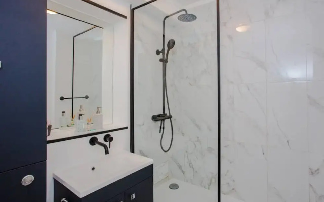 Fantastic Central Apartment With Balcony in Fitzrovia