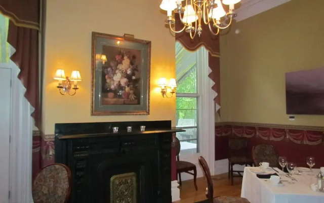 Shadow Lawn Inn