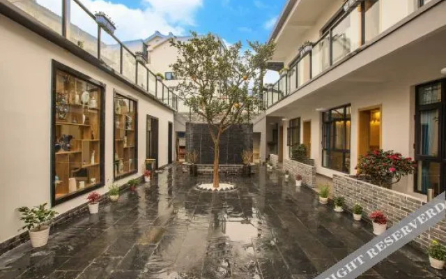 Mo Ni Tang Jia Hot Spring Inn