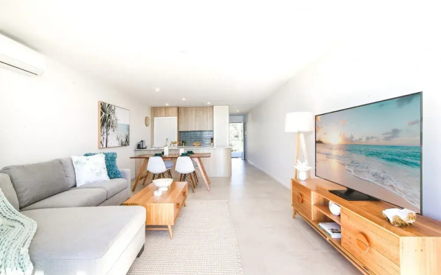 Exquisite 1-bed Apartment With Bay Views