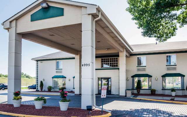 Quality Inn & Suites Des Moines - Merle Hay Road