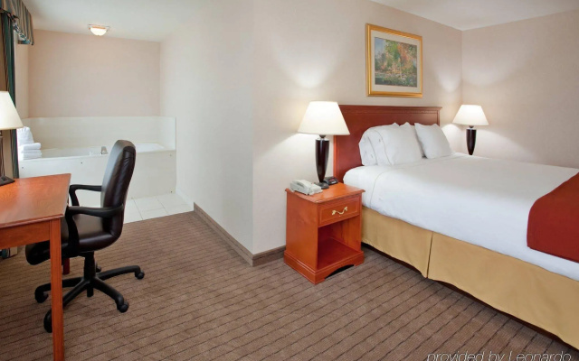 Holiday Inn Express & Suites Lawrence by IHG