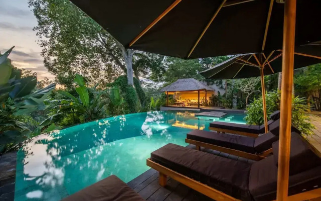 Astonishing Jungle Villa, 4 BR, Ubud With Staff