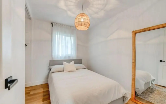 The Elm, 4 Bed Bungalow with Backyard and Firepit