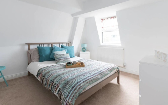 Homely Attic Apt in Central Bristol Sleeps 6